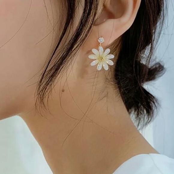 925 Sterling Silver Daisy Flower Rhinestone Stud Earrings - Picture 3 of 5